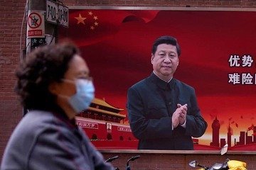 Il governo cinese apre le porte al turismo, il resto del mondo le chiude. Ecco le nuove regole per viaggiare per e dalla Cina