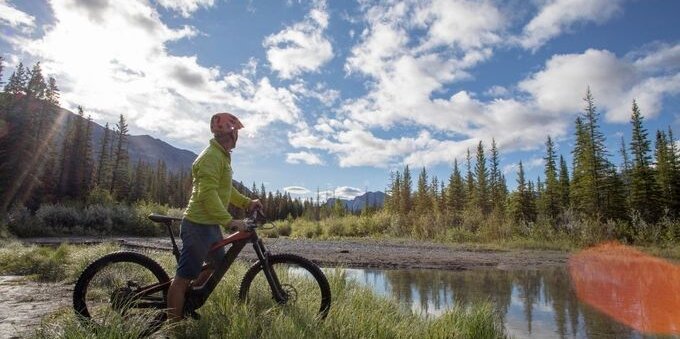 Boom e-bike: scoprire le montagne svizzere in bici
