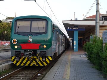 Più treni Ticino-Lombardia: una corsa ogni 30 minuti sulla Milano-Locarno e biglietti integrati, ecco cosa cambia per chi pendola