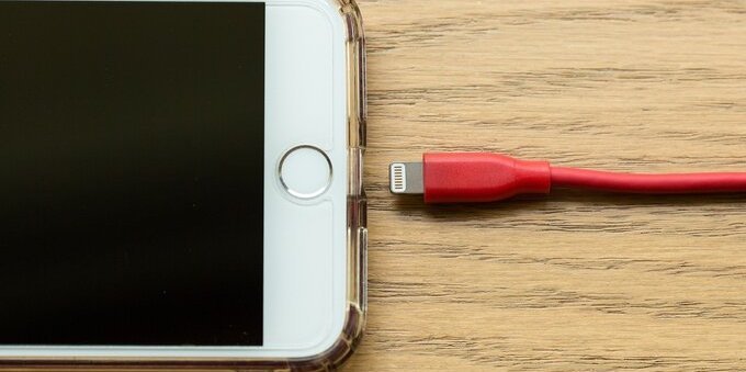 Non usate le USB pubbliche per ricaricare gli smartphone: lo dice l'FBI. Ecco cosa si rischia