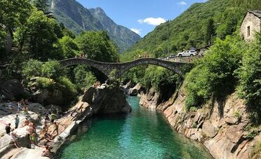 La Verzasca è vittima del suo successo: quanto costa davvero una giornata alle «Maldive svizzere» (dal posteggio da 12 CHF al salto di 007 da 195)
