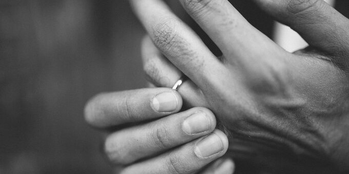 Divorzio in Svizzera: cosa succede ai soldi, la guida in 6 passi tra pensione, mantenimento e casa