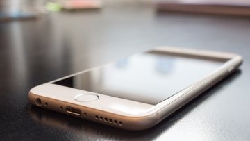 La politica zero Covid in Cina mette a rischio la consegna di iPhone 14 per Natale