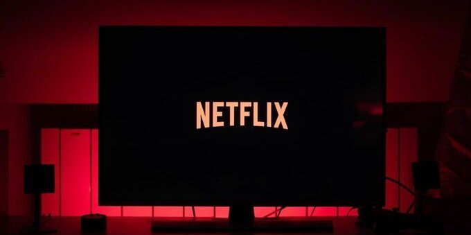 Azioni Netflix in profondo rosso. Musk affonda: "È inguardabile"