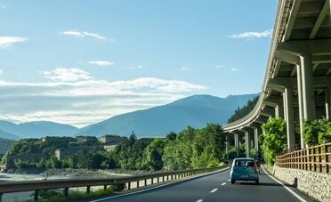 Esodo estivo verso il Ticino: code al San Gottardo dal 27 giugno, ecco i giorni da evitare sull'A2 (e perché il treno conviene)