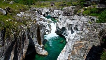 Val Verzasca, le "Maldive di Milano": 300'000 visitatori l'anno e quanto costa davvero una giornata fra le acque verdi (senza farsi rovinare la gita)