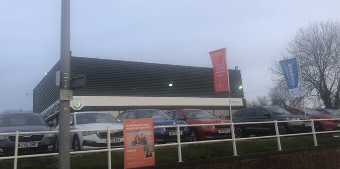 Cembra compra il credito auto di Santander: 800 milioni di portafoglio e utile in crescita, cosa cambia per chi finanzia l'auto in Ticino