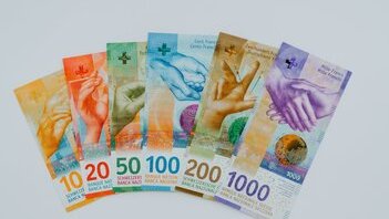 Salari Svizzera 2024: mediana a 7'024 CHF al mese, in Ticino ci si ferma a 5'708. I 5 numeri UST che spiegano il divario (e cosa fare se sei sotto la linea cantonale)