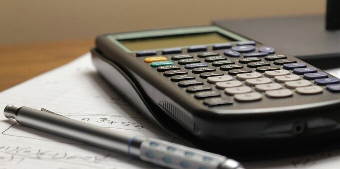 Capire la busta paga svizzera: la guida 2026 alle 5 trattenute (AVS, LPP, AD, infortuni, imposta alla fonte) e a quanto resta davvero netto