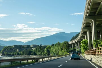 Esodo estivo verso il Ticino: code al San Gottardo dal 27 giugno, ecco i giorni da evitare sull'A2 (e perché il treno conviene)