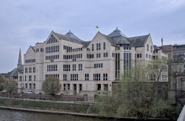 Swiss Life taglia 600 posti di lavoro nonostante l'utile record: cosa cambia per chi ha la previdenza con l'assicuratore