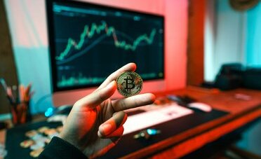 Bitcoin sotto i 77'000 USD, gli ETF spot americani perdono 1.26 miliardi in sei giorni (e perché la Svizzera sta facendo il contrario)