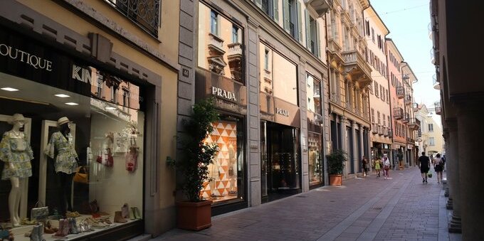 Fiducia dei consumatori ai minimi: l'indice SECO resta a -32,8 punti a luglio, ecco i 3 segnali da tenere d'occhio in Ticino