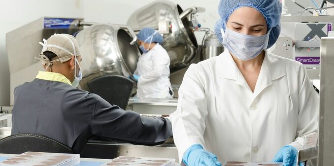 Malcantone in un giorno da Lugano: la fabbrica che sforna 8'000 tonnellate di cioccolato l'anno, il maglio ad acqua e quanto costa davvero la gita