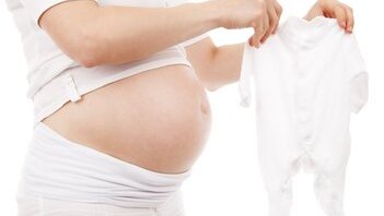 Maternità e congedo dell'altro genitore in Svizzera: la guida 2026 in 7 punti (14 settimane, 220 CHF al giorno e l'errore che vi fa perdere tutto)