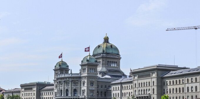 Riforma AVS 2030, cosa cambia per chi lavora in Svizzera: le 5 misure della consultazione (e l'IVA che potrebbe salire)