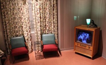 Canone radio-TV, dal 2027 si paga meno: la SERAFE scende da 335 a 312 franchi (e per 8 imprese su 10 sparisce)