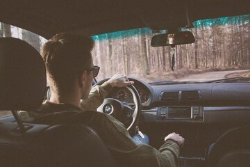 Viaggiamo in auto, da soli e usiamo meno i mezzi. Per TCS la soluzione è l'elettrico