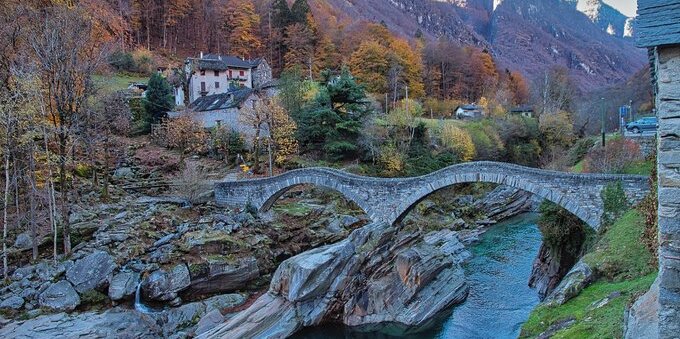 Val Verzasca dal Ticino: 4 itinerari da Lugano e Bellinzona, dai 28 ai 95 CHF a testa (e perché conviene partire prima delle 9)