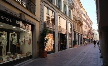 Fiducia dei consumatori ai minimi: l'indice SECO resta a -32,8 punti a luglio, ecco i 3 segnali da tenere d'occhio in Ticino