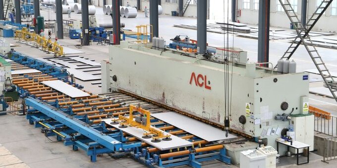 Acciaio, l'UE stringe i contingenti e la Svizzera resta senza esenzione: dazio al 50% oltre quota, mentre il Liechtenstein è salvo