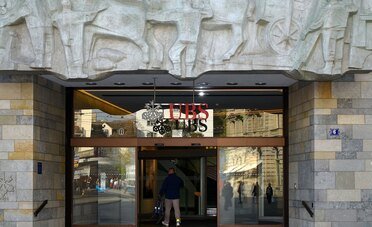 UBS, utile di 2,69 miliardi di dollari nel terzo trimestre: la Svizzera corre (+22%), ma in Borsa pesa il nodo del capitale