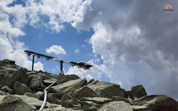 Eolico e solare uniti in un unico impianto: il primo esempio nei Grigioni