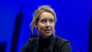 Elizabeth Holmes condannata a oltre 11 anni di carcere per la truffa Theranos