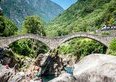 Verzasca, il fiume più fotografato della Svizzera preso d'assalto: quanto costa davvero una giornata alle acque smeraldo (dai 12 CHF di parcheggio ai 195 del salto di 007)