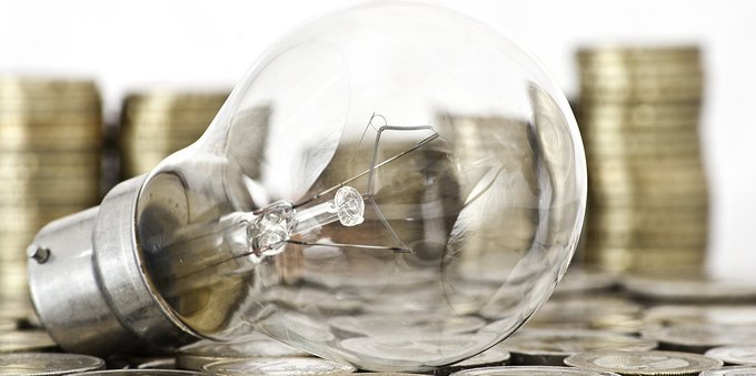 Buone notizie di fine anno: il prezzo dell'elettricità scende, il gas seguirà presto