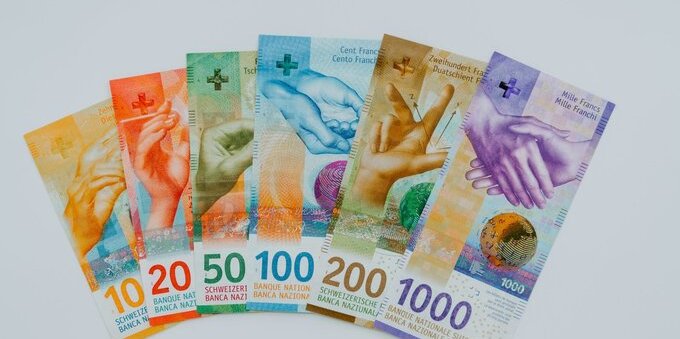 Salari Svizzera 2024: mediana a 7'024 CHF al mese, in Ticino ci si ferma a 5'708. I 5 numeri UST che spiegano il divario (e cosa fare se sei sotto la linea cantonale)