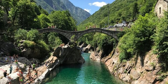 La Verzasca è vittima del suo successo: quanto costa davvero una giornata alle «Maldive svizzere» (dal posteggio da 12 CHF al salto di 007 da 195)