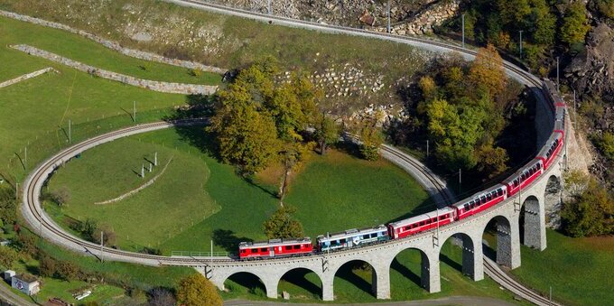 Il Trenino Rosso del Bernina da Lugano: quanto costa davvero il treno panoramico più bello delle Alpi (da 96 CHF) e le 3 fermate da non perdere