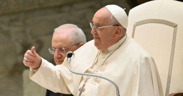 Bergoglio: una figura di forza e vulnerabilità in un momento critico