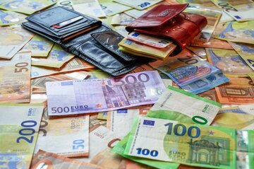 Salari fermi dal 2016 e cassa malati che pesa oltre il 10%: la forbice svizzera si riallarga e il ceto medio è tra i più spremuti