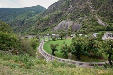 Il Trenino Rosso del Bernina, la ferrovia UNESCO che parla italiano: 5 fermate da non perdere (e quanto costa davvero la gita nel 2026)