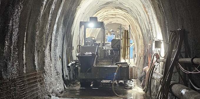 Incidente nel tunnel: operaio di 57 anni intrappolato nella macchina per il calcestruzzo