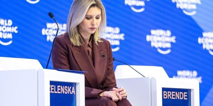 La first lady ucraina al Wef. Olena Zelenska esorta i leader mondiali a usare di più la loro influenza