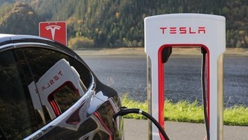 La collaborazione che non ti aspetti. Le auto elettriche di Ford faranno il pieno alle stazioni Tesla