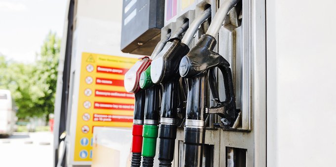 In Italia corre il prezzo della benzina: il confronto con la Svizzera