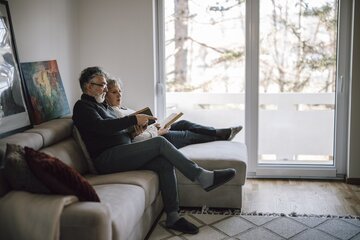 Convivere invece di sposarsi in Ticino: la guida ai soldi in 6 passi (quanto risparmi, cosa rischi se il partner muore)