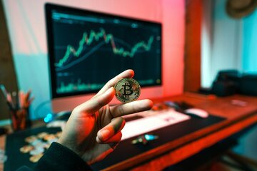 Bitcoin sotto i 77'000 USD, gli ETF spot americani perdono 1.26 miliardi in sei giorni (e perché la Svizzera sta facendo il contrario)