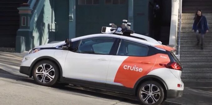 Intelligenza sì, ma troppo artificiale: e il robotaxi finisce impantanato nel cemento