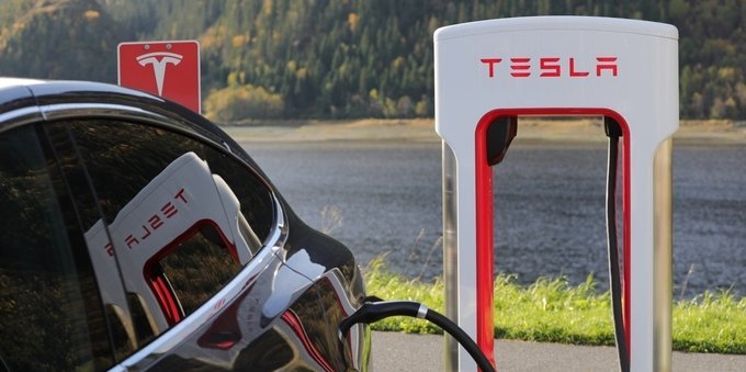 La parola al 2024: ma il 2023 pare dire che la Cina riuscirà a sorpassare Tesla