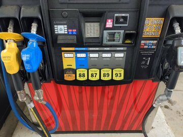 Carburanti, il Consiglio federale boccia il taglio delle accise chiesto da Marchesi e Quadri: ecco perché (e cosa cambia per i benzinai ticinesi)