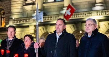 La polizia interviene per disperdere una manifestazione non autorizzata sulla Bundesplatz