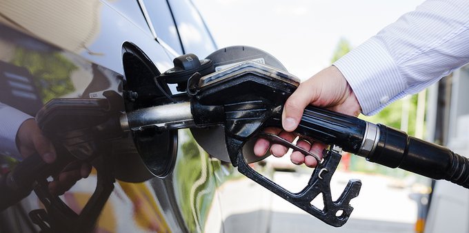 Caro carburanti, ma questa guerra quanto ci costa? Almeno 450 franchi a testa