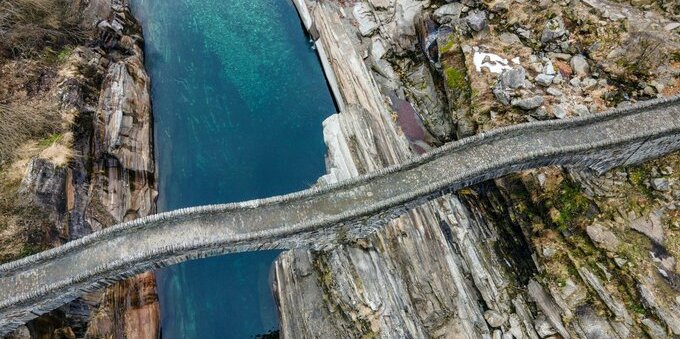Valle Verzasca e il Ponte dei Salti: la piscina naturale più fotografata del Ticino — quanto si spende davvero (e come arrivarci senza impazzire)