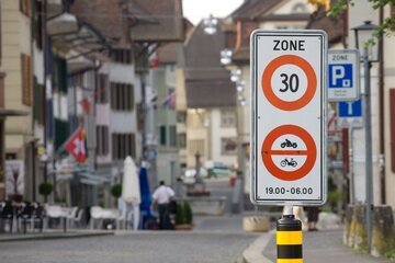 Limite di velocità nei centri abitati? Per TCS necessario garantire la gerarchia della rete stradale