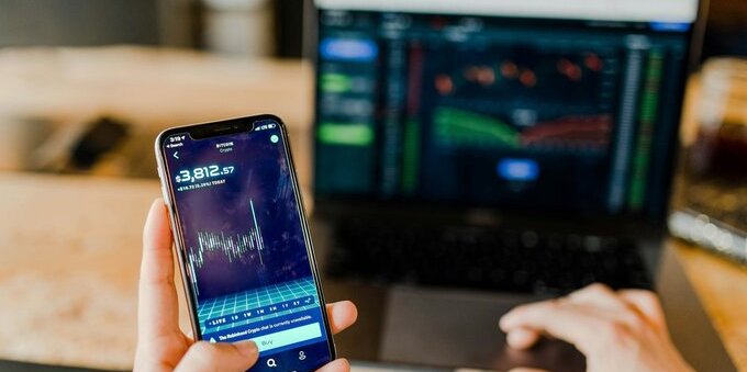 Investire in Svizzera con pochi soldi: la guida in 7 passi per partire (anche) da 50 franchi al mese, tra ETF, piano di risparmio e 3a in azioni